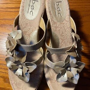 Women's b.o.c. Tan Leather Floral Sandals (size 10)